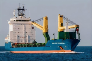 Heavy-lift vessel Xin Hai Tong 501 sailing under Fujian Highton Development fleet expansion