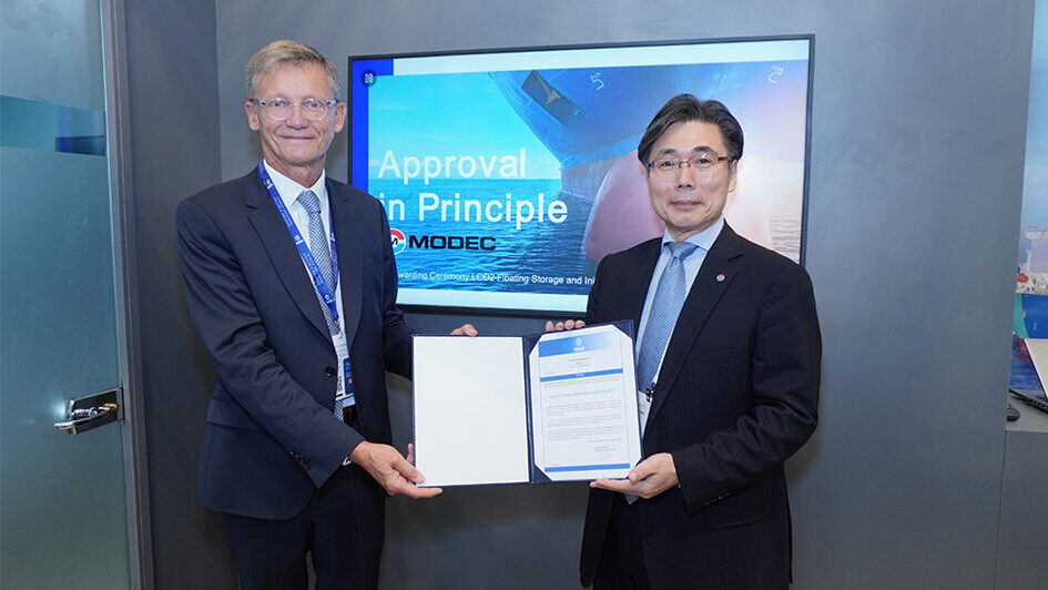 Executives from MODEC and Bureau Veritas at AiP certificate handover for floating CO₂ storage and injection unit during Gastech 2025 in Milan.