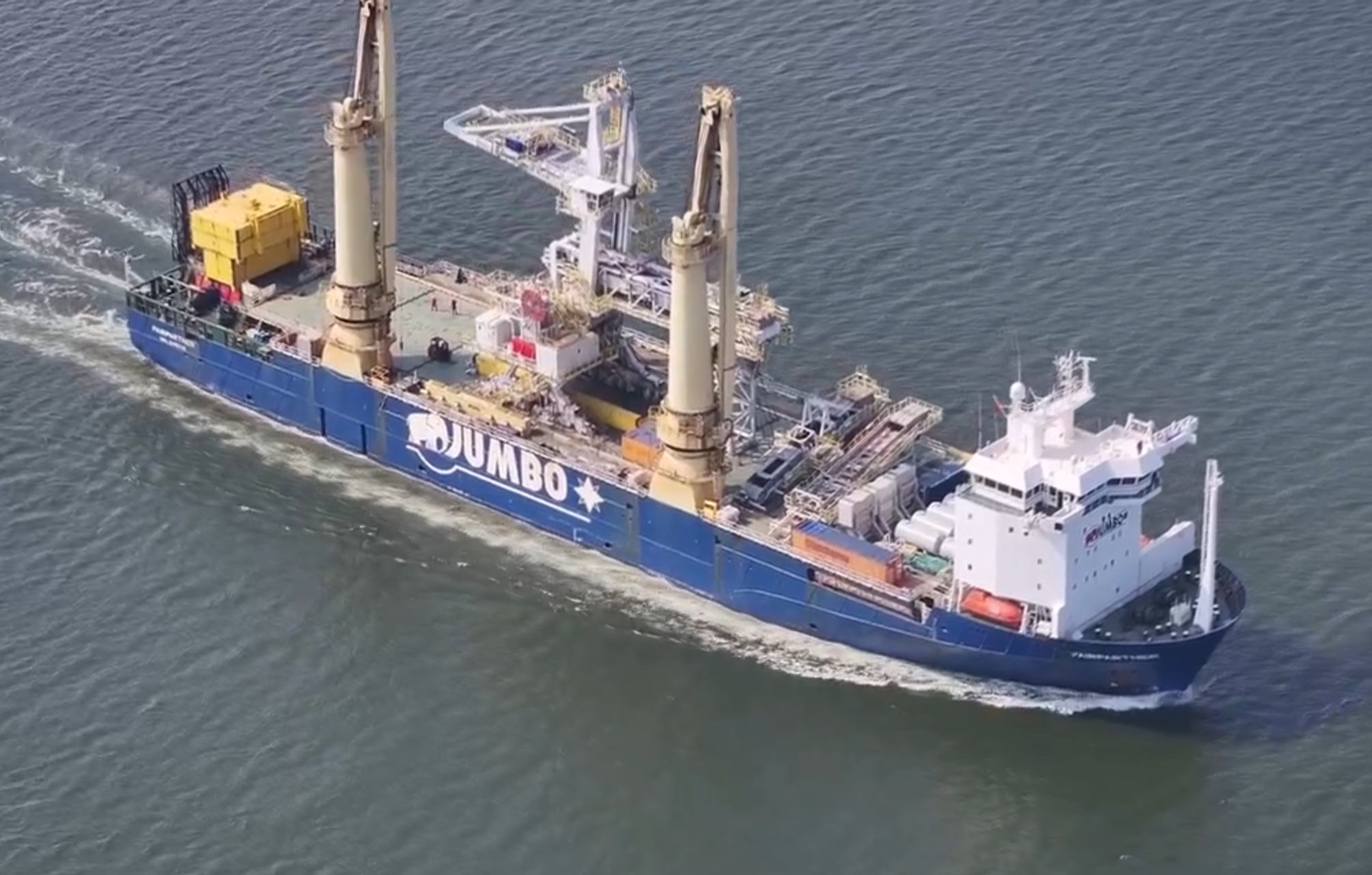 HLV Fairpartner delivering a 685-tonne shiploader for QatarEnergy in Ras Laffan, Qatar