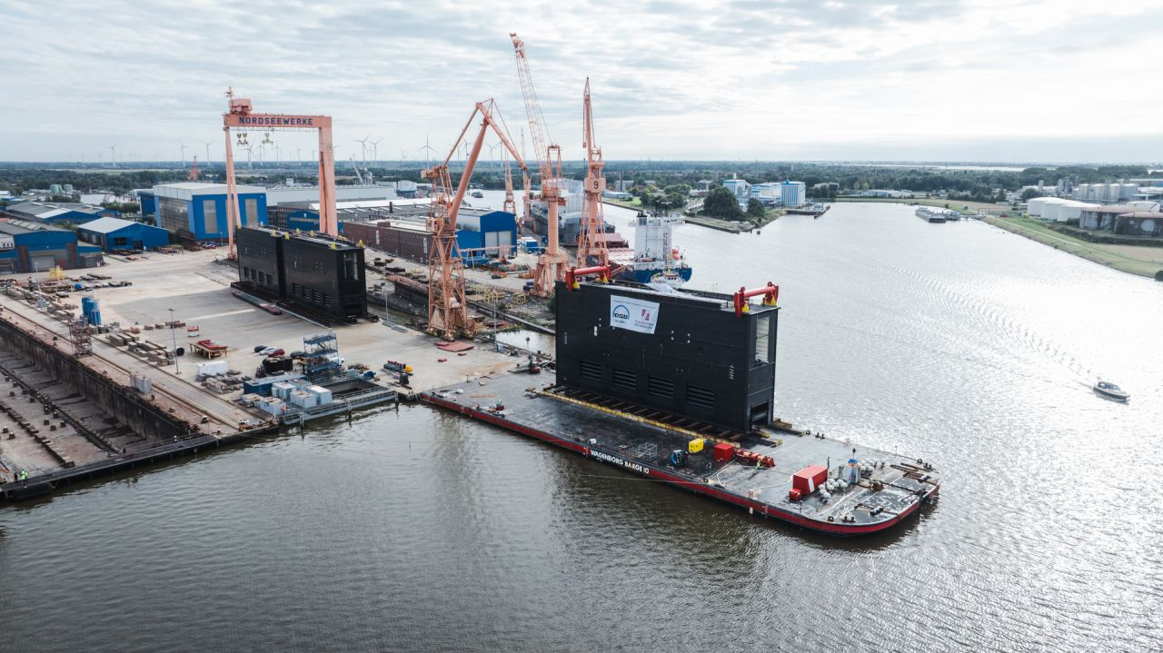 Wagenborg heavy lift operation moving a 2,500-tonne lock gate in Emden