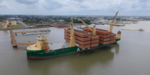 AAL HAMBURG (IMO 9958767) departs Belém with 16 barges stacked crosswise for Nueva Palmira, Uruguay