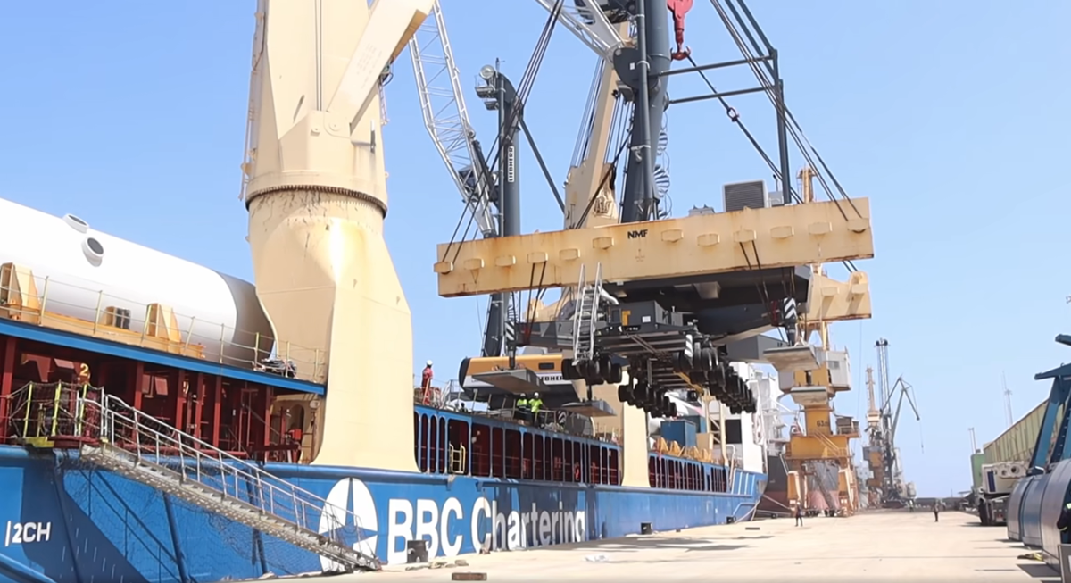 Heavy-lift vessel BBC Ruby unloading two 120-tonne cranes at Tuticorin Port
