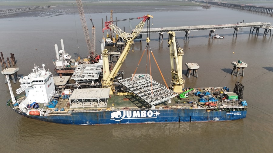 JSI Alliance Jumbo Javelin during heavy-lift installation at Dahej berth expansion