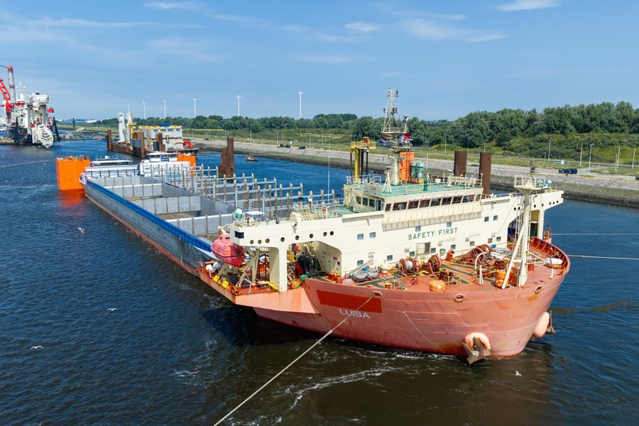 SAL Heavy Lift MV Luisa during float-on loading operation